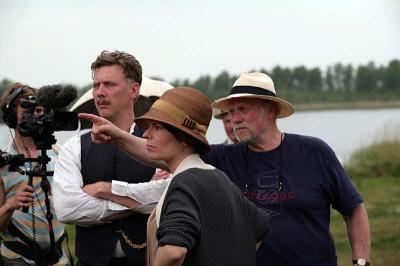 Jan Troell under inspelningen av �Maria Larssons eviga �gonblick�, h�r tillsammans med sk�despelarna Mikael Persbrandt och Maria Heiskanen.. Foto: Nille Leander/Sandrew Metronome
