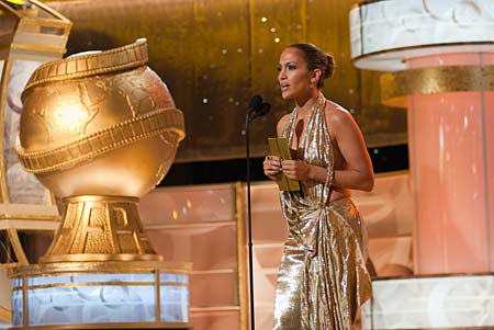 Jennifer Lopez delar ut priset f�r �B�sta kvinnliga biroll i en film�.. Foto: � HFPA