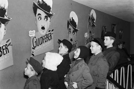 Biografen Park p� Sturegatan 18 i Stockholm, �r 1942. Fr�n v�nster: Claes-Henrik Wessblad, Inga-Marie Hedman, Sven Hedman, Hans Lindgren, Artur Wessblad och Jan-Olof Thun.. Foto: Stockholms Stadsmuseum/SvD, 1942/G�ran Fredriksson/Maria Magnusson. Grafisk form och montage (affisch): Cristina J�derberg, Stockholms stadsmuseum 2008