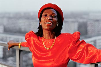 Maggie vaknar på balkongen. Foto: Folkets bio