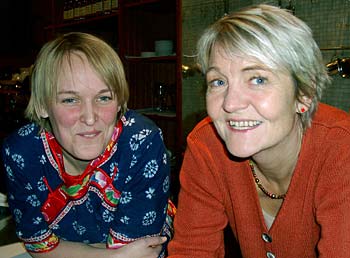 Maria Blom, regissör, och Ann Petrén, skådespelerska i Masjävlar. Foto: Esbjörn Guwallius.