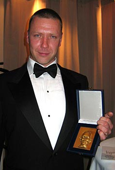 Mikael Persbrandt med Ingmar Bergman-priset i handen. Foto: Esbjörn Guwallius